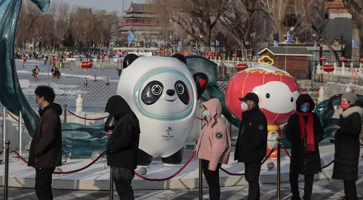 Goana după Bing Dwen Dwen, mascota Olimpiadei de la Beijing. „Am stat toată noaptea la coadă, să iau jucăria de pluș pentru iubita mea”