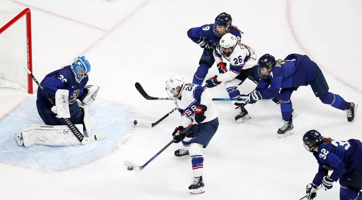 Moment hilar la meciul Finlanda - SUA, din turneul olimpic feminin de hochei. Jucătoarele au fost chemate de la vestiare să rejoace ultimele minute