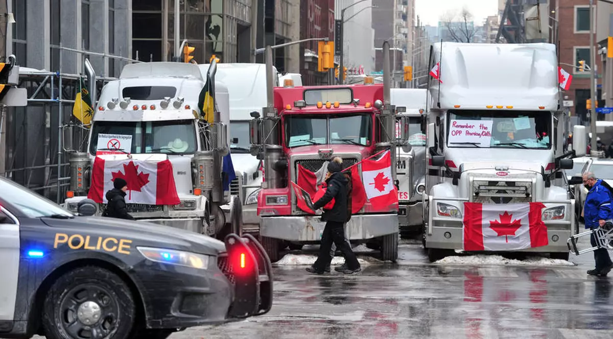 Canada are dificultăți în a încheia protestul camionagiilor. Blocarea unui pod perturbă comerțul