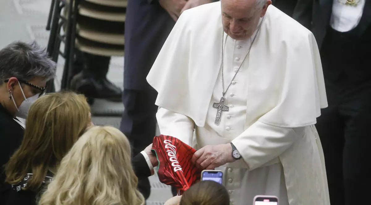 Papa Francisc a primit un tricou al Portugaliei din partea mamei lui Cristiano Ronaldo