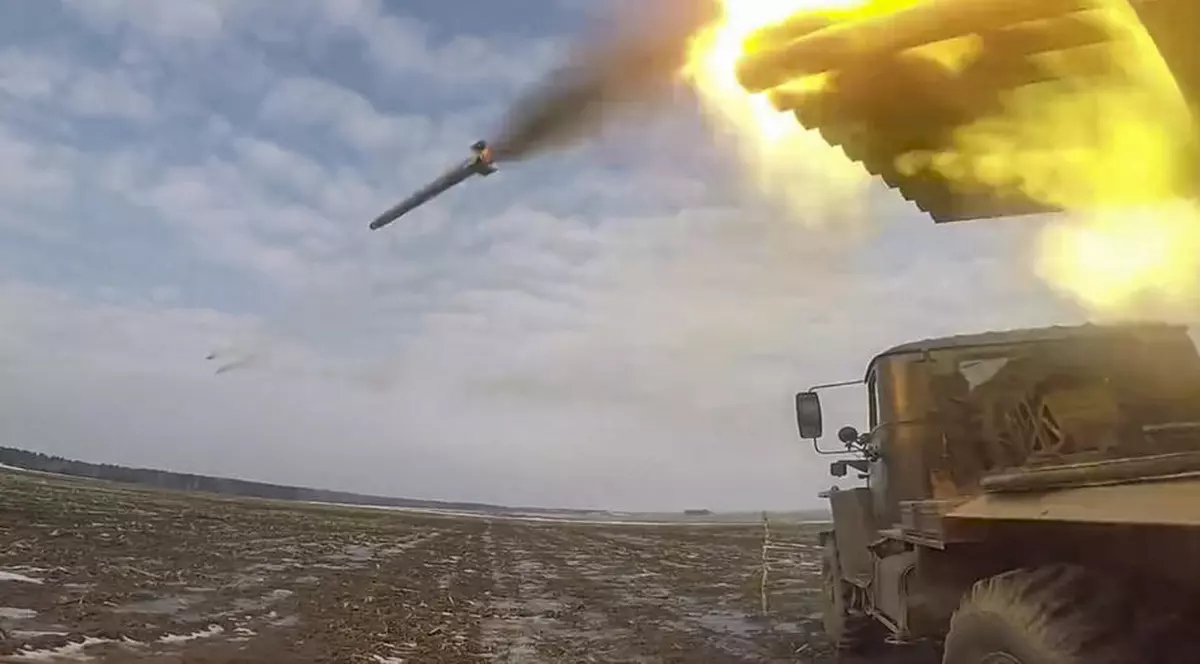 NATO se teme de un pretext pentru invazie, după ce Ucraina și rebelii susținuți de Rusia s-au acuzat reciproc de pornirea ostilităților