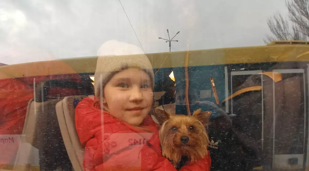 Imagini tulburătoare din estul Ucrainei cu oamenii care fug de sub bombardament. Așa arată startul disperării pentru refugiații dintre care unii ajung în România