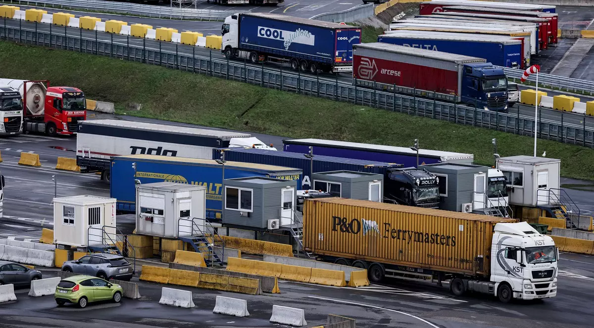 Patru șoferi români de TIR, treziți din somn și arestați pe loc, în Belgia, în portul unde aduceau containere pentru Marea Britanie
