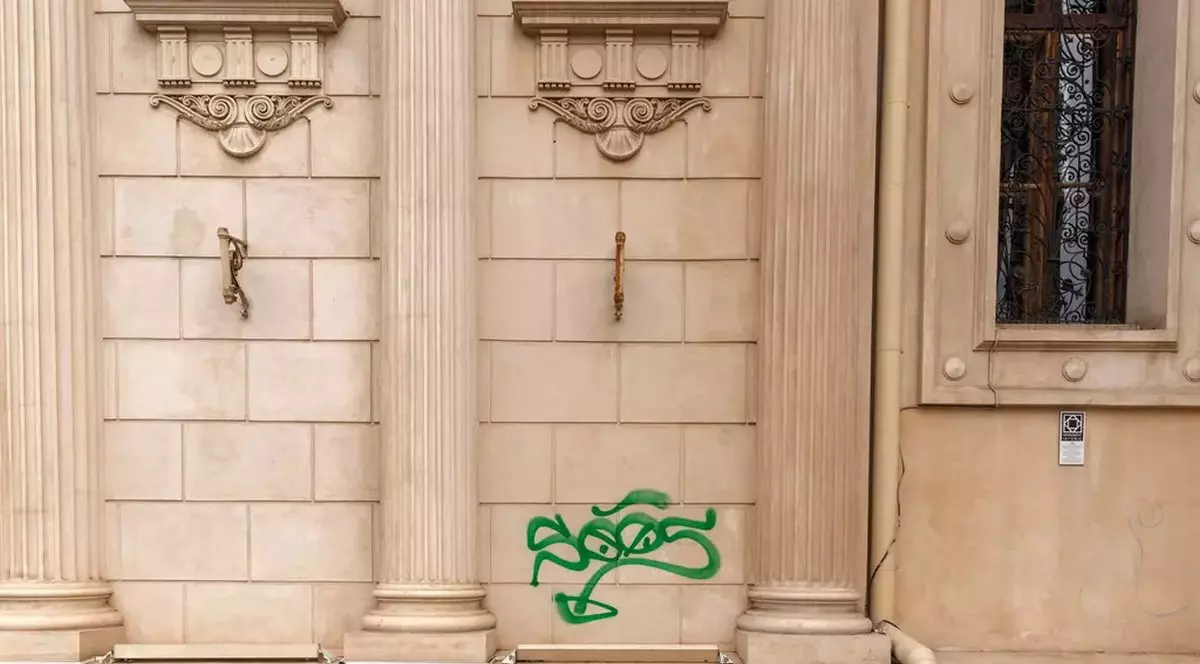 Peretii exteriori ai Ateneului Roman au fost murdariti in toamna lui 2021. Foto: Vlad Chirea / Libertatea