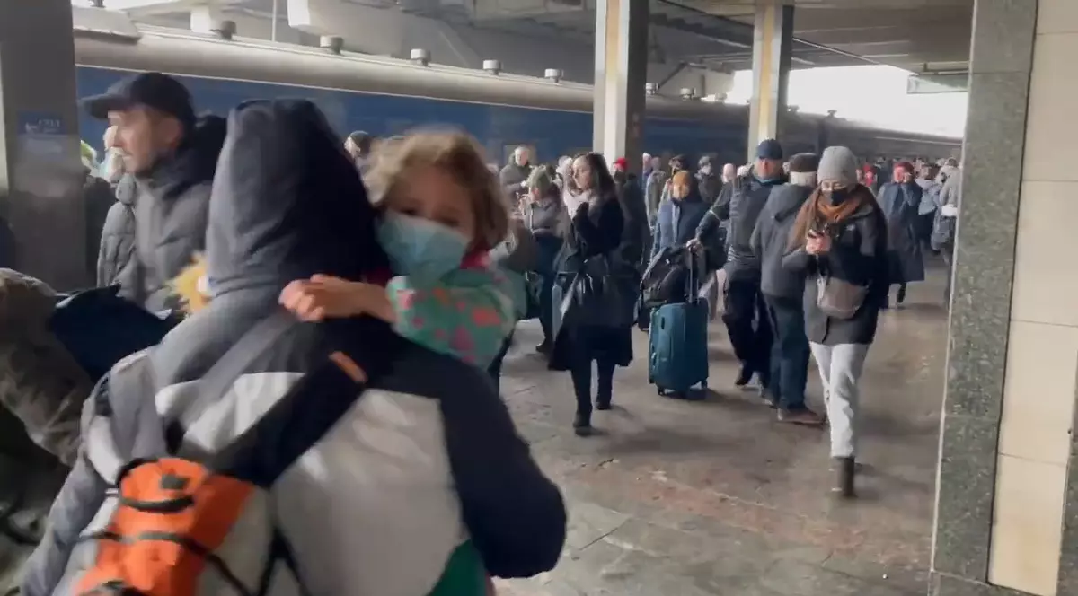 Disperare în gara din Kiev. Oamenii încearcă să se urce în trenurile deja pline. „Poate ultima șansă să fugă”