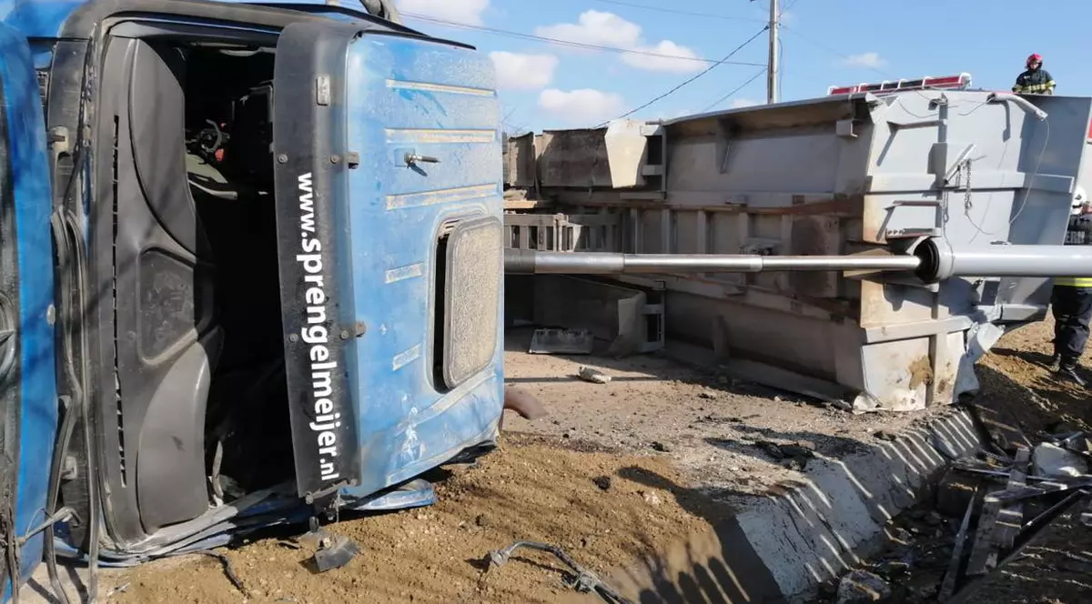 Gemeni din Vaslui, răniți grav de un stâlp doborât peste ei de un camion. Șoferul, luat la bătaie de un martor