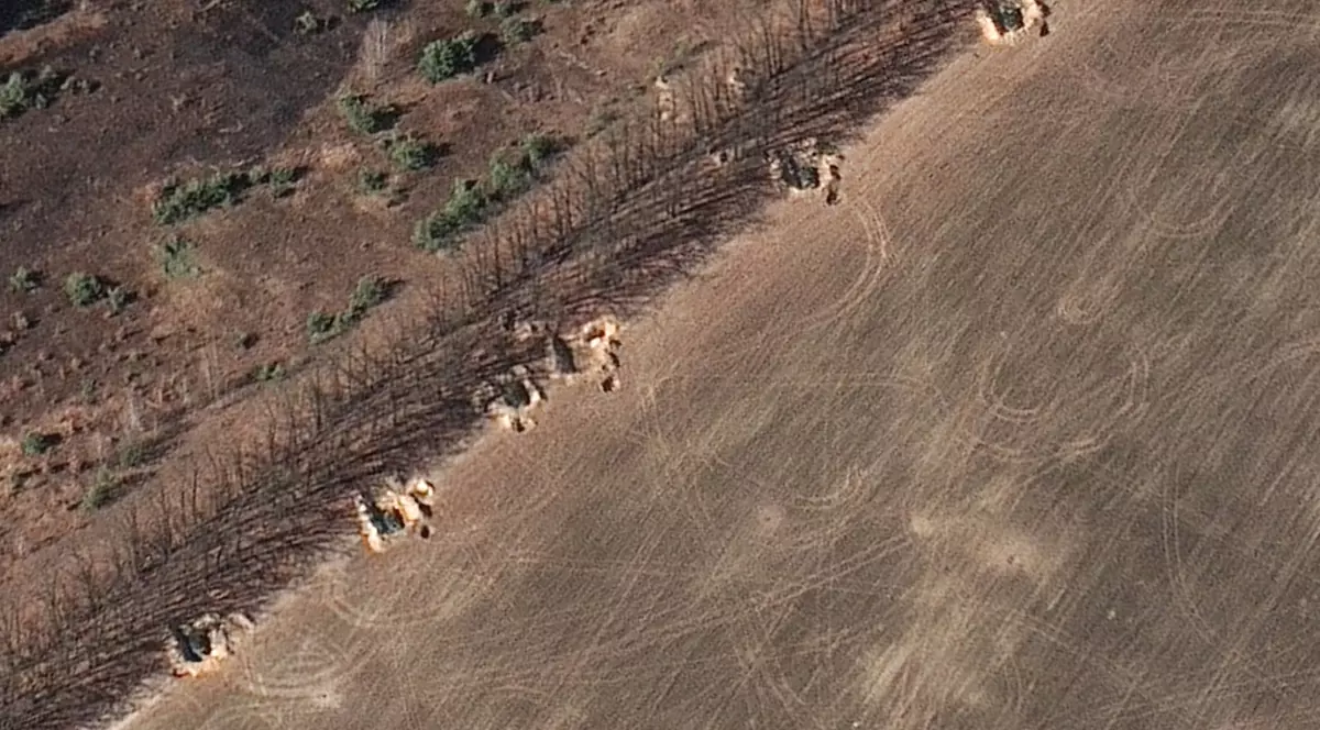 Imagini din satelit arată armata rusă ridicând baricade de pământ în jurul echipamentului militar, la nord-vest de Kiev