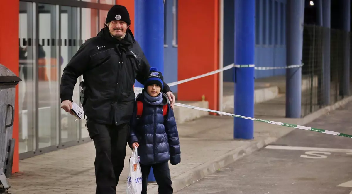 „Eroul nopții” din Ucraina. Un băiețel a trecut singur granița în Slovacia, cu un număr de telefon scris pe braț