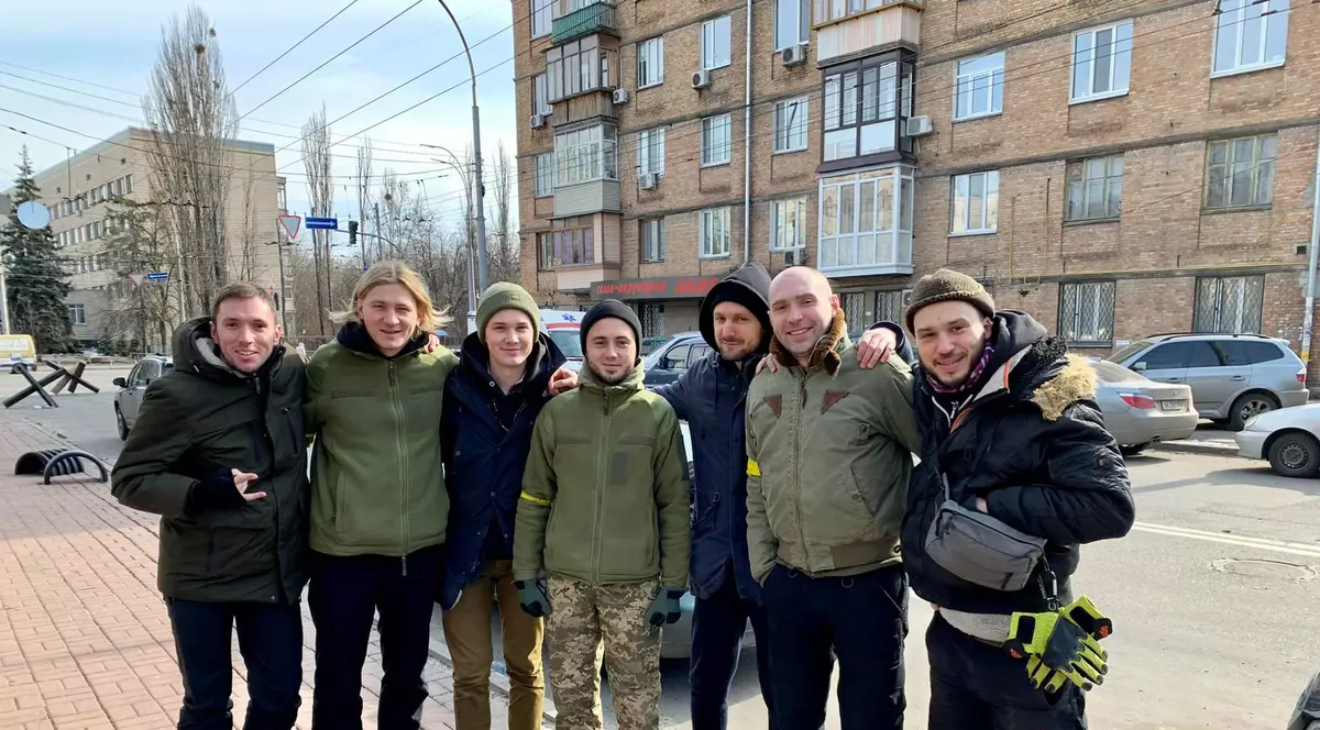 Membrii unei trupe pop-rock care l-a avut pe Zelenski într-un clip muzical, luptă acum pentru Kiev