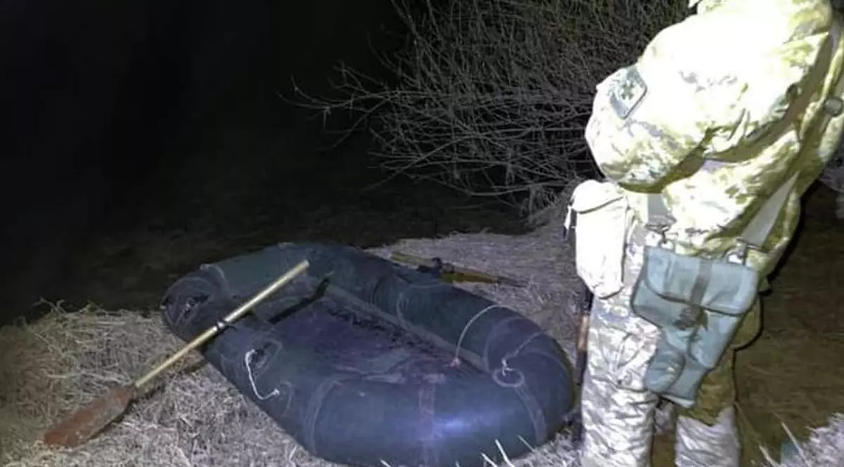 Doi ucraineni au plătit 14.000 de dolari ca să fie trecuți cu barca în Republica Moldova. Au fost prinși de grăniceri
