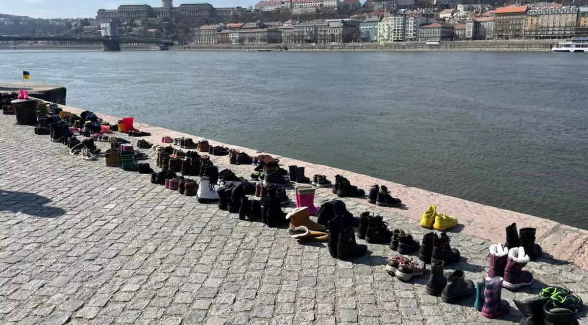 Victimele de la teatrul din Mariupol, comemorate la Budapesta. 300 de perechi de pantofi au fost așezate pe malul Dunării în memoria lor