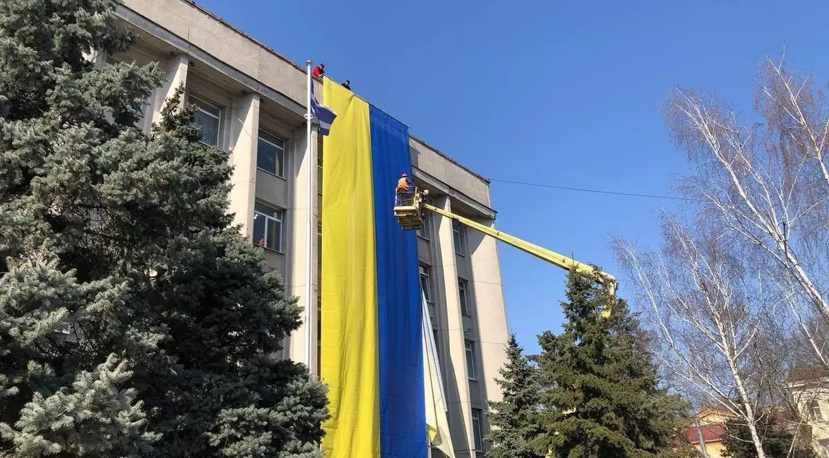 Locuitorii din orașul Herson, capturat de ruși, au afișat un steag imens al Ucrainei pe clădirea primăriei