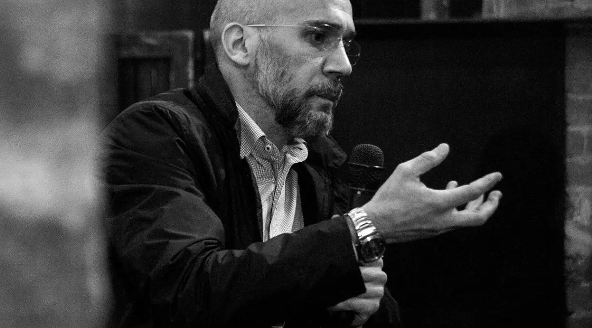 Interviu cu un scriitor care a văzut iadul: „Trăiam pe străzi, nu mai aveam aproape pe nimeni. Dependența e un joc periculos, care se termină cu moartea”