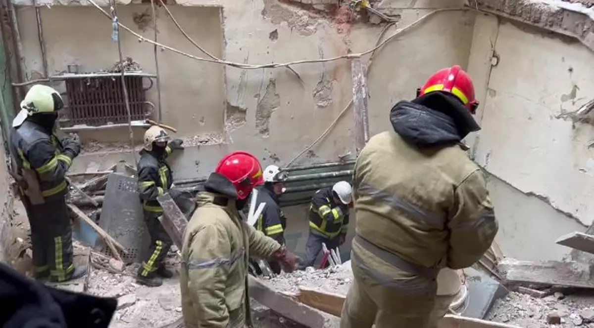 Cel puțin 4 morți și 15 răniți, după bombardamentul asupra clădirii poliției regionale din Harkov