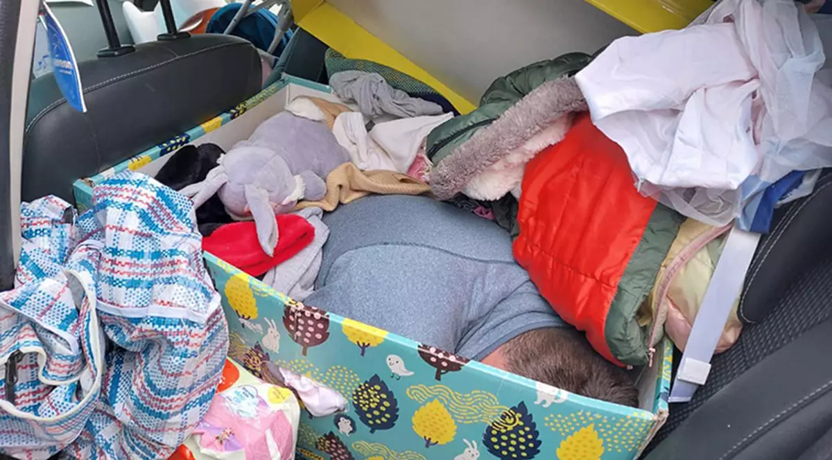 Un ucrainean a vrut să părăsească țara ascuns în cutia cu jucăriile copiilor. A fost prins la vamă