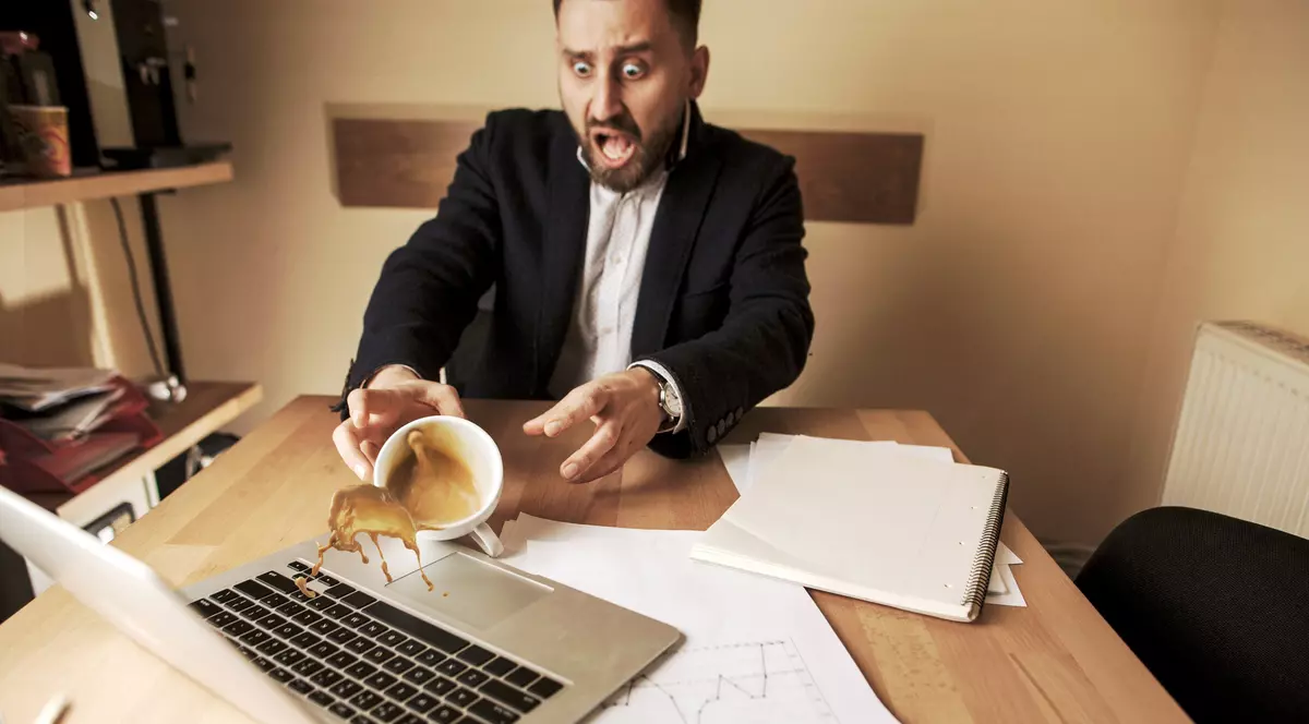 ce faci daca versi lichid pe laptop