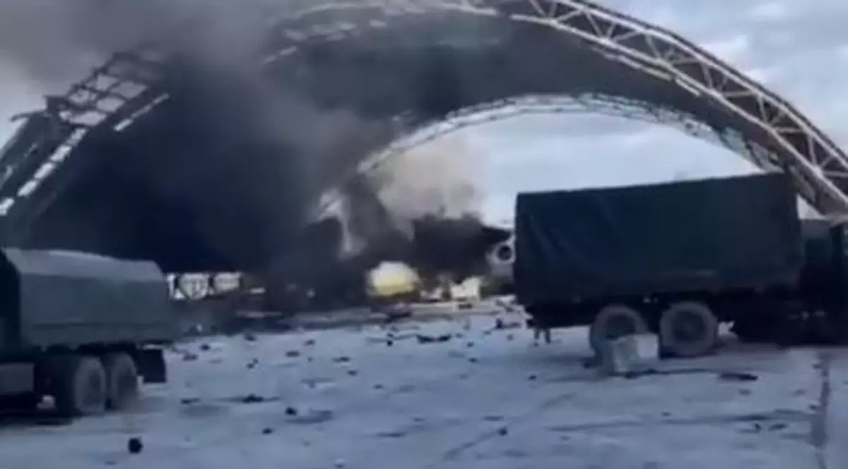 Primele imagini care par să confirme distrugerea celui mai mare avion din lume. Epava Antonov-225 Mriya, în flăcări