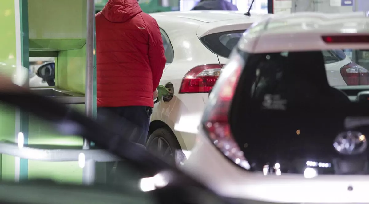 Reacţia Guvernului după cozile de la benzinării. Premierul Ciucă trimite controale la staţiile de alimentare