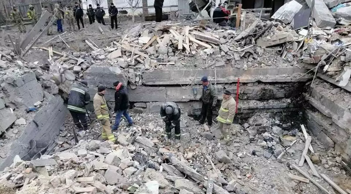 Noi imagini cu urmările bombardamentelor rusești din Ucraina. Rachete înfipte în asfalt la Mikolaev, 13 morți în Makariv