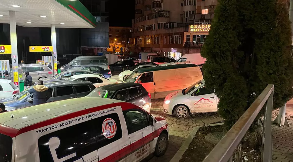 Coada la benzina in Iasi. Foto: Catalin Hopulele
