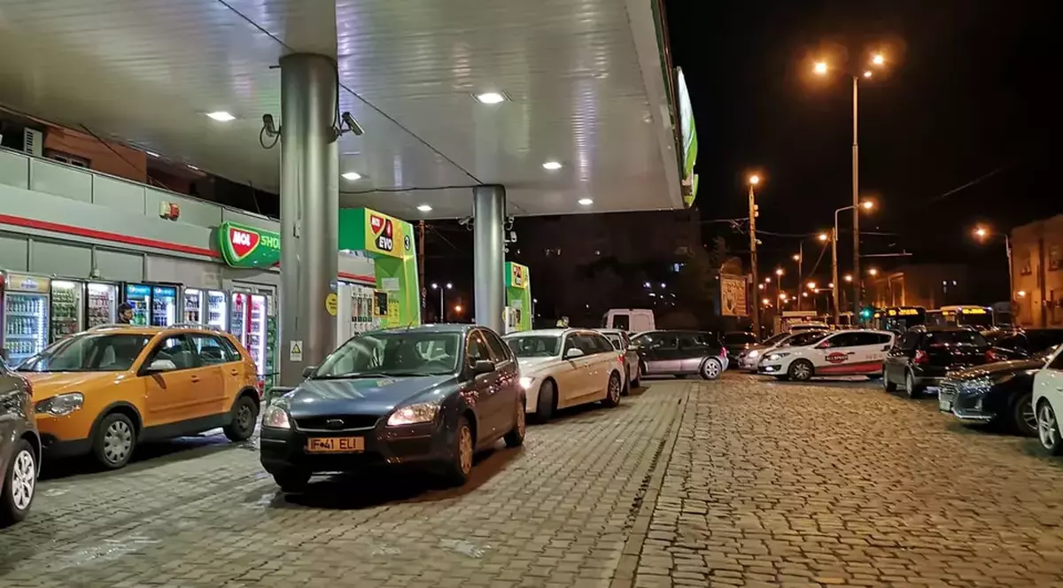 VIDEO Cât costă benzina azi, după o noapte de panică și cozi în urma zvonurilor legate de o scumpire de câțiva lei pe litru