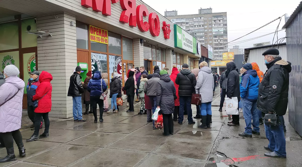 Viața de zi cu zi printre sirene și bombe la Kiev: „A fost sărbătoare când au băgat carne la magazin. Nu mai avem nimic proaspăt”