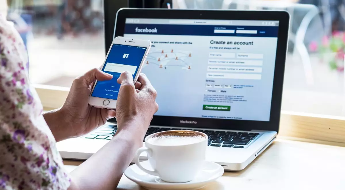 Cont de Facebook accesat pe desktop si mobil