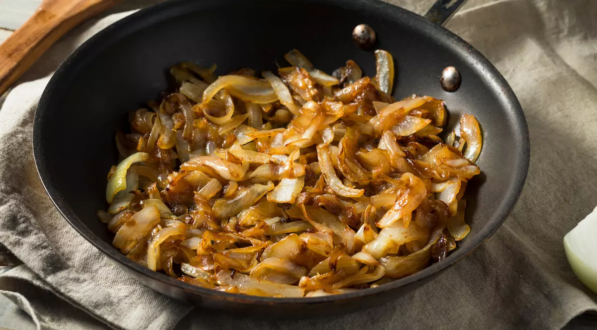 Cum se face ceapa caramelizată și în ce rețete o poți folosi