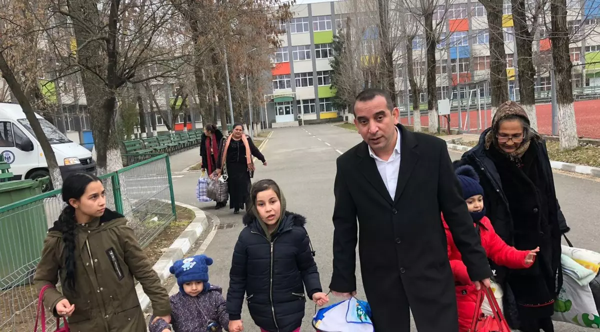 Partida Romilor Pro-Europa: Peste 20 de refugiaţi romi din Ucraina, dintre care 13 copii, cazaţi la Bucureşti