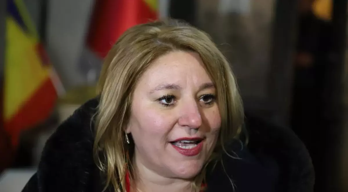 Cum minte senatoarea Șoșoacă