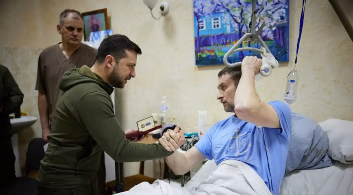 Volodimir Zelenski a vizitat militarii ucraineni răniți dintr-un spital. „Sănătate grabnică, băieți”