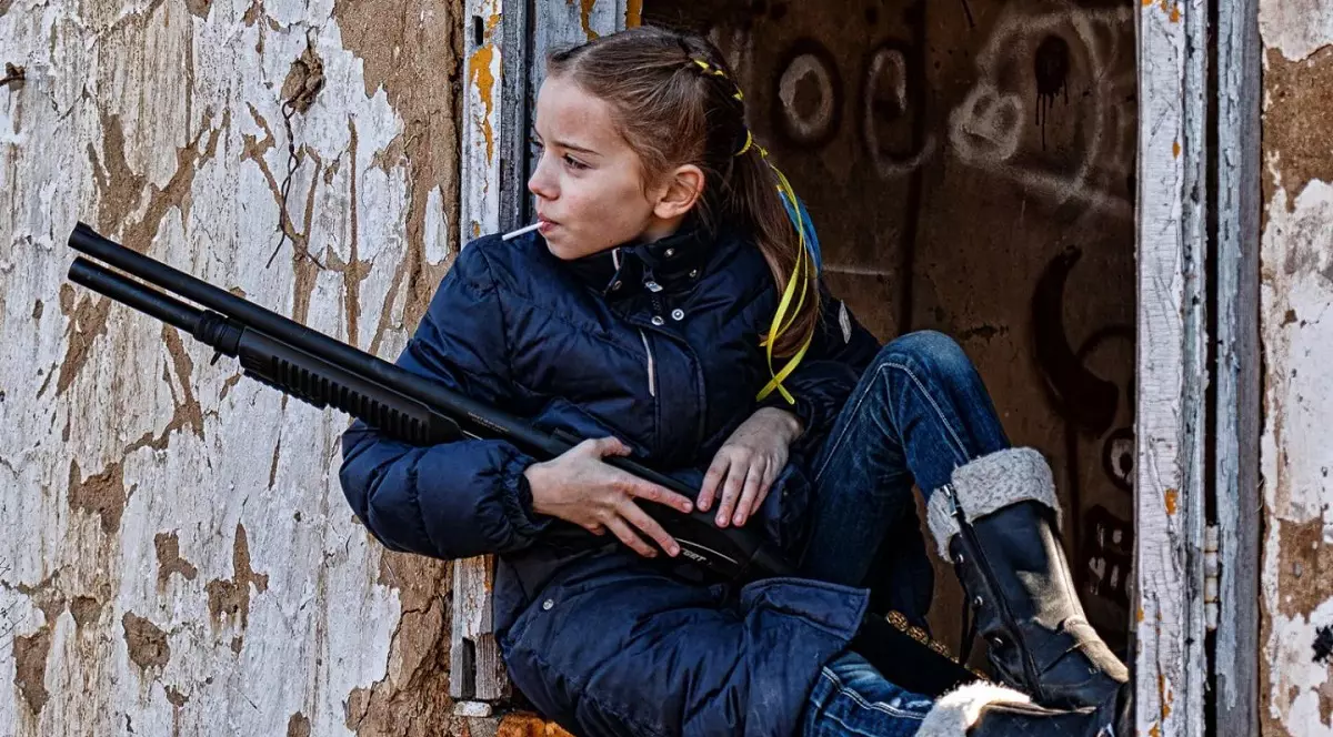 „Fetiță cu acadea” - adevărul despre fotografia devenită virală și folosită de Donald Tusk pentru a cere sancțiuni mai dure împotriva Rusiei