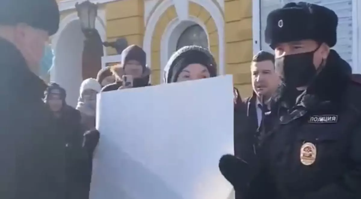 VIDEO | Tânără arestată în Rusia, după ce a ieșit să protesteze față de război ținând în mâini o coală de hârtie pe care nu era scris nimic