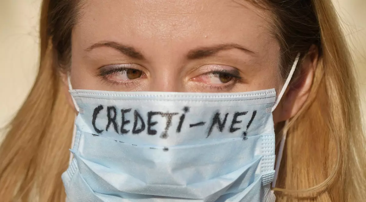 „Responsabilitatea de a nu provoca”. Trei specialiste în drepturile omului vorbesc despre cum sunt învinovățite femeile pentru violența împotriva lor