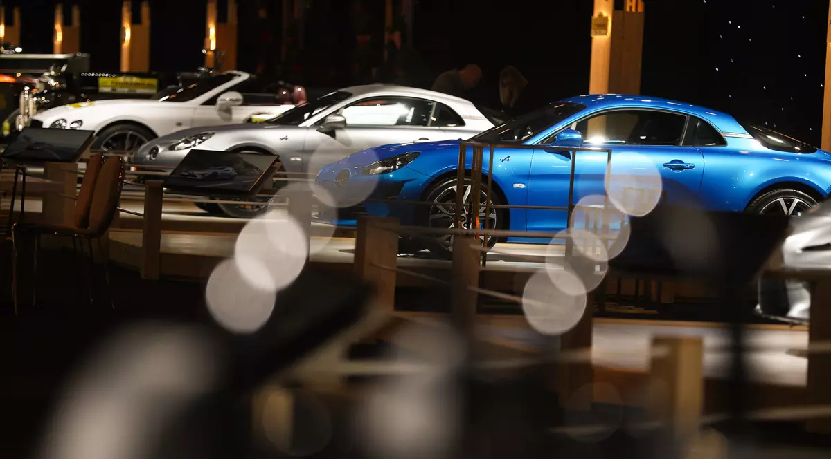 UE interzice exportul către Rusia de mașini de lux, șampanii scumpe și bijuterii, pentru a lovi elitele și oligarhii din jurul lui Putin