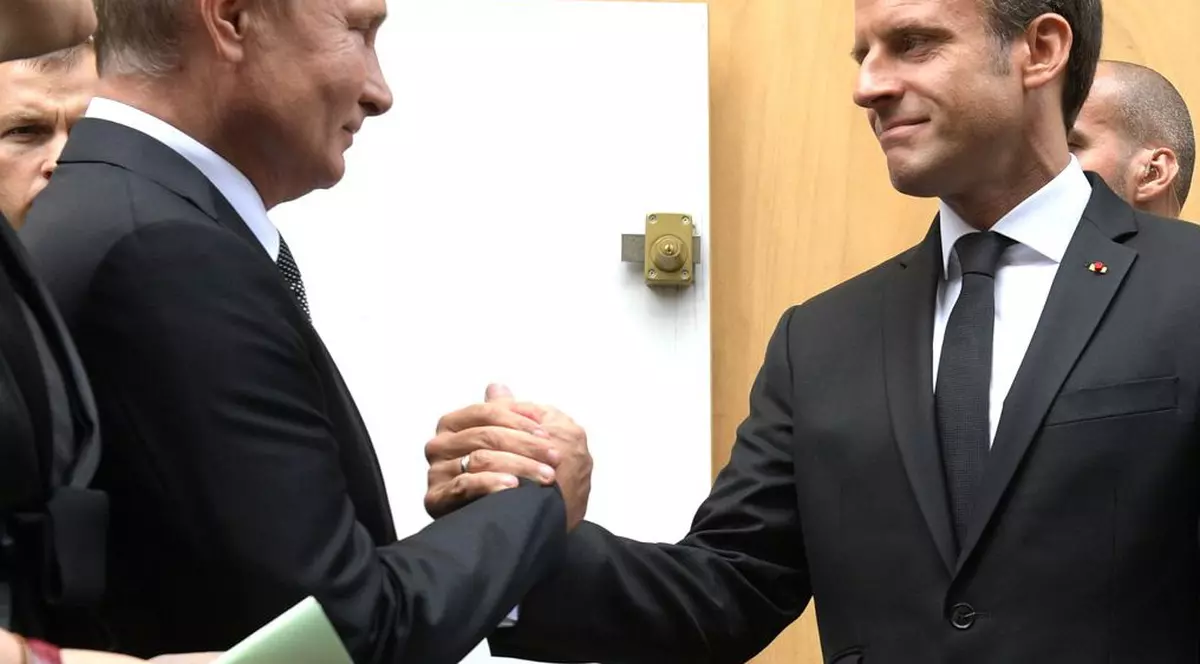Vladimir Putin i-a cerut lui Macron ca Occidentul să oprească furnizarea de arme pentru Ucraina