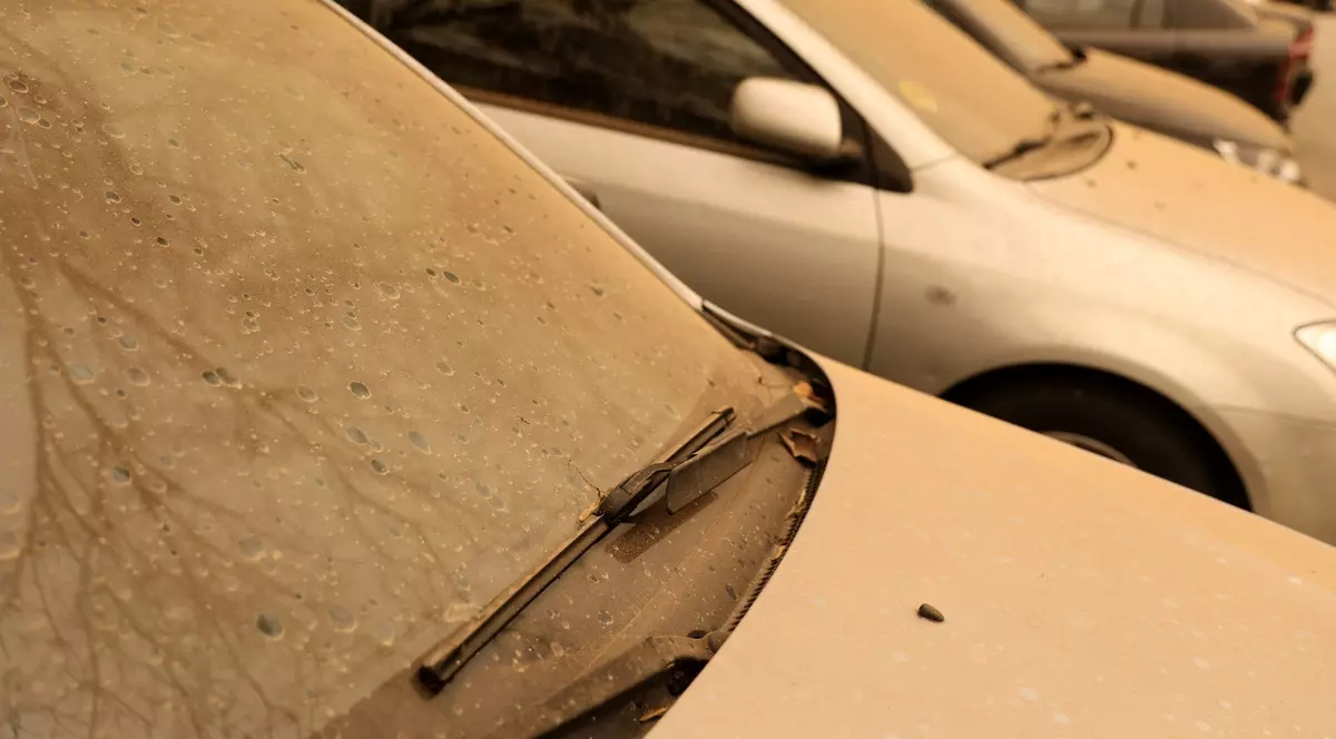 Nor de praf saharian deasupra României. Praful roşiatic a acoperit maşinile din Timișoara