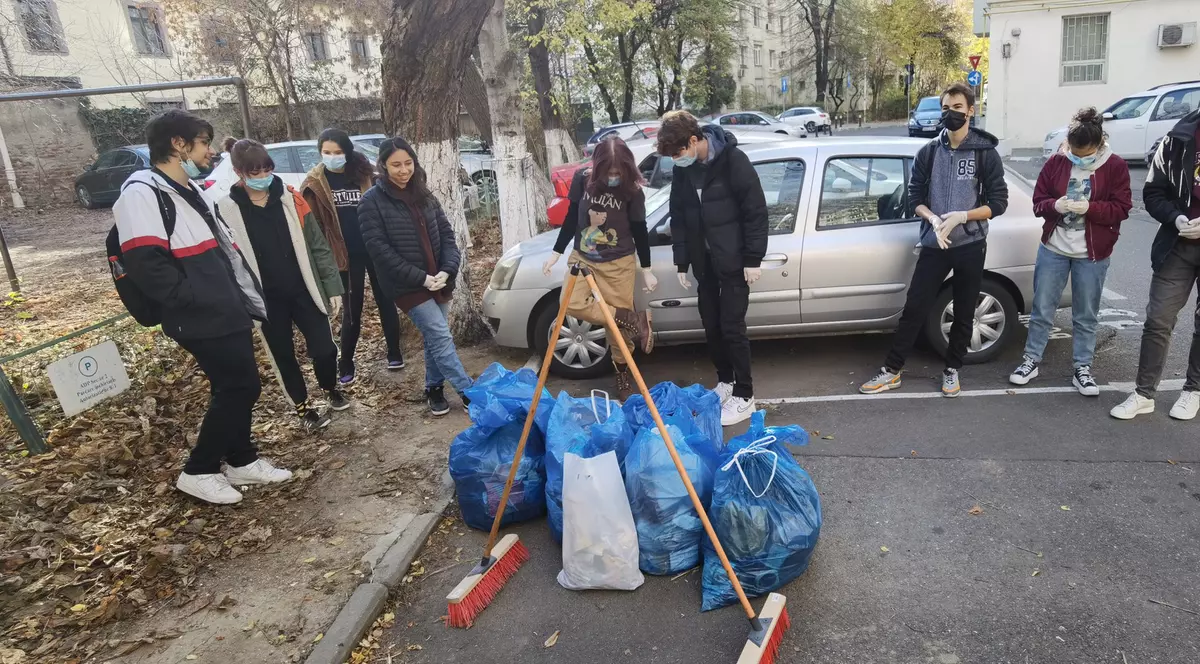 Două generații, profesor și elev, despre educația pentru mediu: „Copiilor putem să le captăm atenția cumva, dar ce facem cu cei mari?”