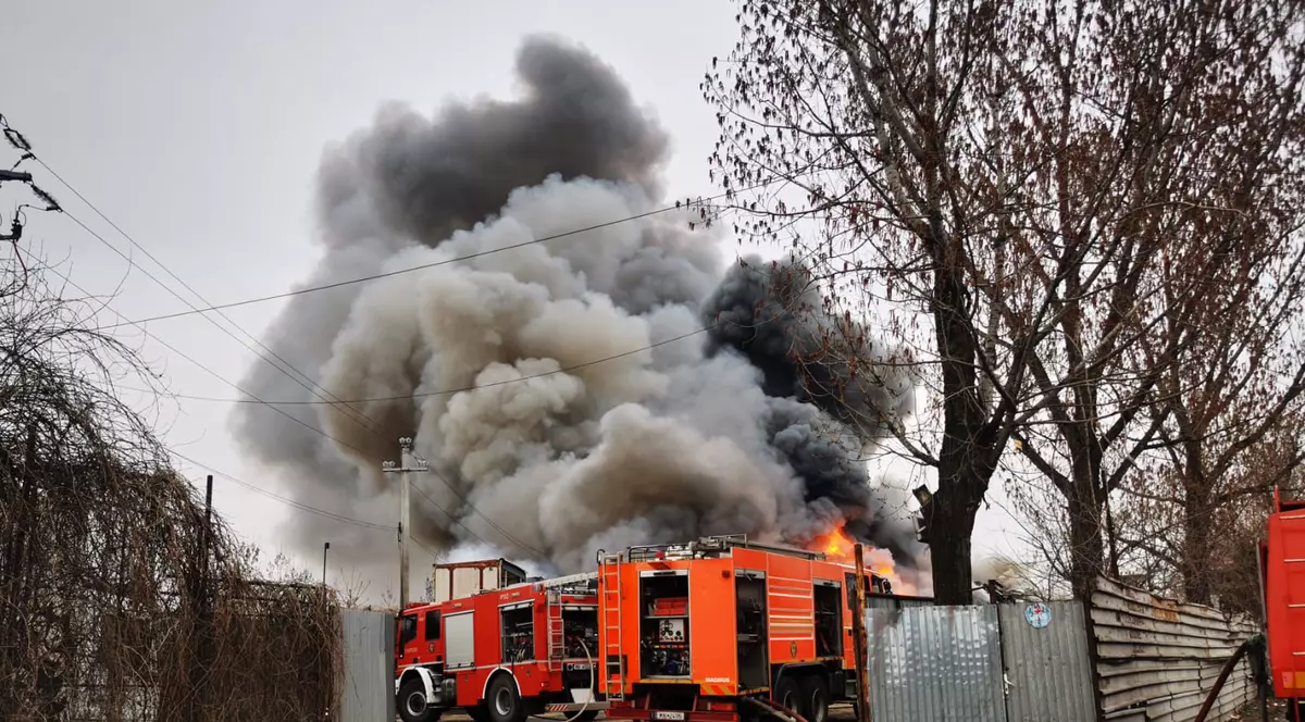 S-a încheiat intervenția pompierilor de la centrul de deșeuri din Glina. Autoritățile au deschis o anchetă în urma incendiului