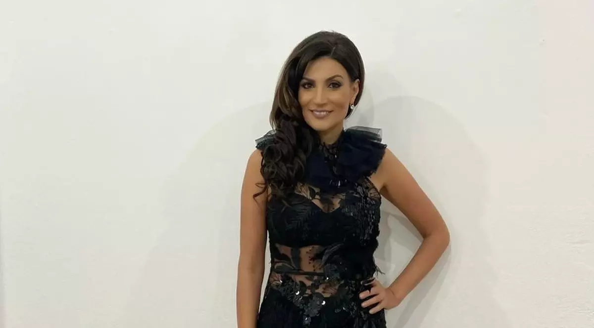 Ioana Ginghină, într-o rochie transparentă și fără sutien. Actrița a defilat pe podium ca un adevărat fotomodel