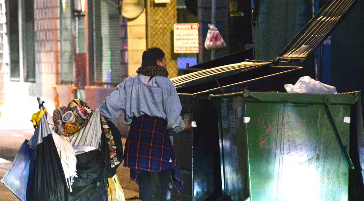 Înainte avea apariții spectaculoase pe covorul roșu, acum trăiește pe stradă. Vedeta a fost surprinsă mâncând din gunoaie