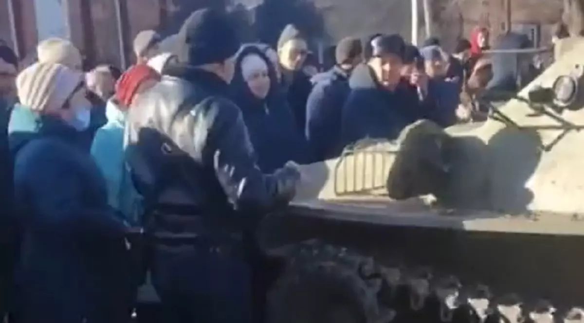 VIDEO | Ucraineni neînarmați în fața militarilor ruși care le spun că au venit să îi elibereze: „Plecați de aici!”