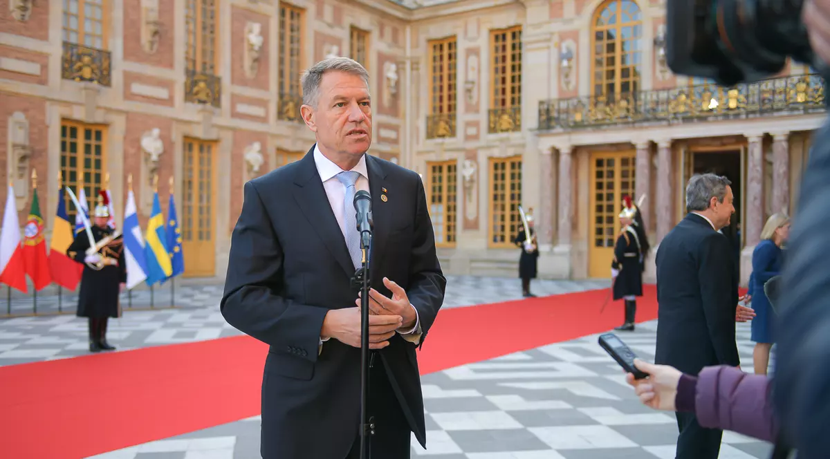 Iohannis, înainte de reuniunea liderilor UE de la Versailles: „Atâta vreme cât războiul continuă efectele economice vor exista”