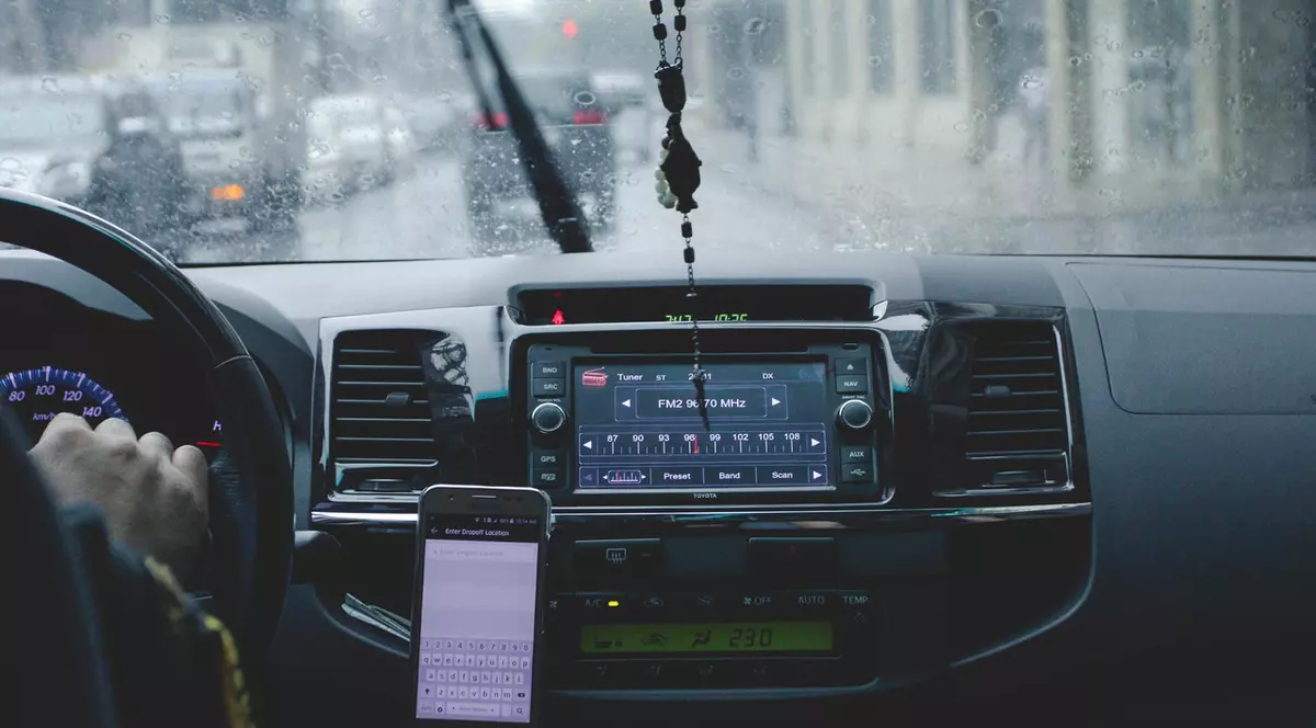 Cum să-ți faci călătoria cu mașina mai plăcută? 3 sfaturi