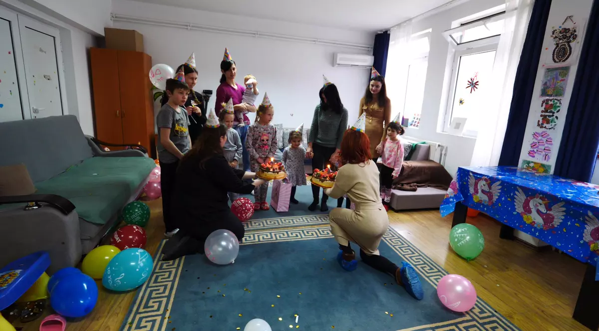 Două fetiţe de 4 ani, aduse dintr-un centru maternal din Odesa, şi-au sărbătorit ziua de naştere în Bucureşti. „Un strop de bine într-o mare de rău”