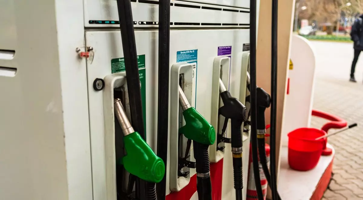 Parchetul European a confiscat 18 proprietăţi din București şi a îngheţat 14 conturi ale unui afacerist italian, într-un dosar de importuri ilegale de combustibil