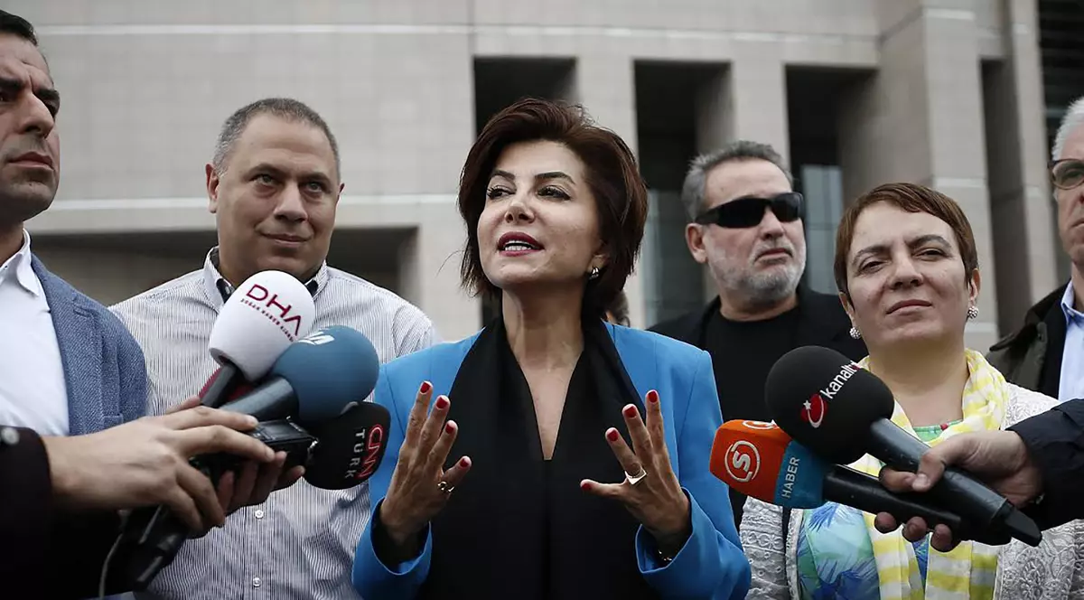 O cunoscută jurnalistă din Turcia, condamnată la peste 2 ani de închisoare, acuzată de insultarea lui Erdogan