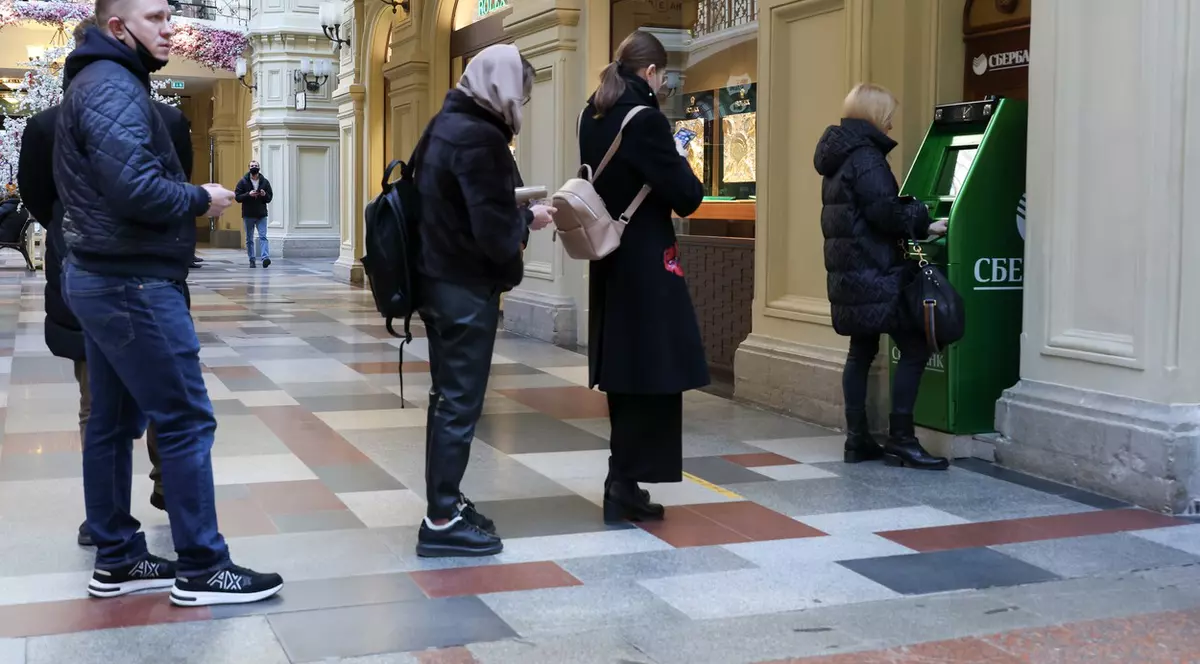 Visa şi Mastercard îşi suspendă operaţiunile în Rusia