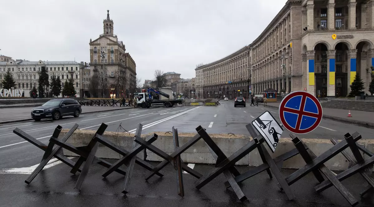 Baricade în centrul Kievului. Capitala ucraineană își pregătește apărarea