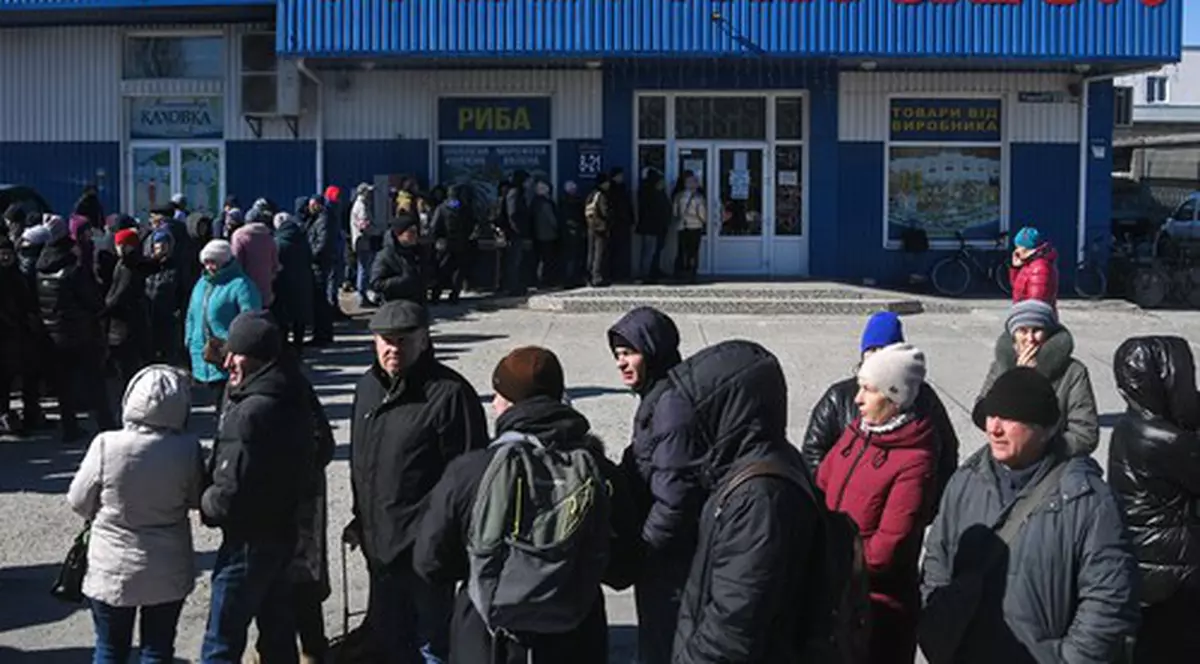 Noua realitate a ucrainenilor dintr-un oraș ocupat: lipsă de medicamente, cozi pentru alimente și cu proteste zilnice față de forțele ruse